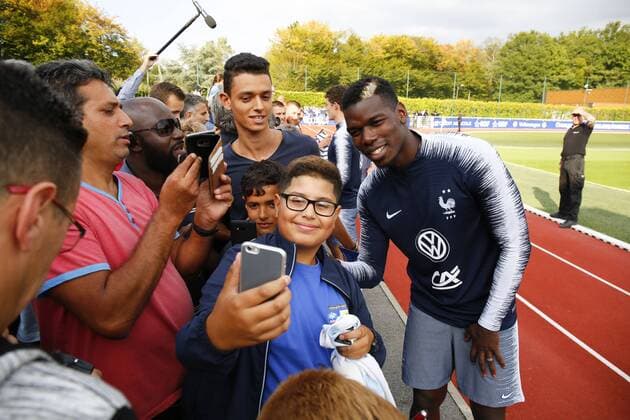 Fußball, Frankreich Training Pogba Paul avec les supporters FOOTBALL : Entrainement Equipe de France - Clairefontaine - 03 09 2018 StephenCaillet Panoramic 