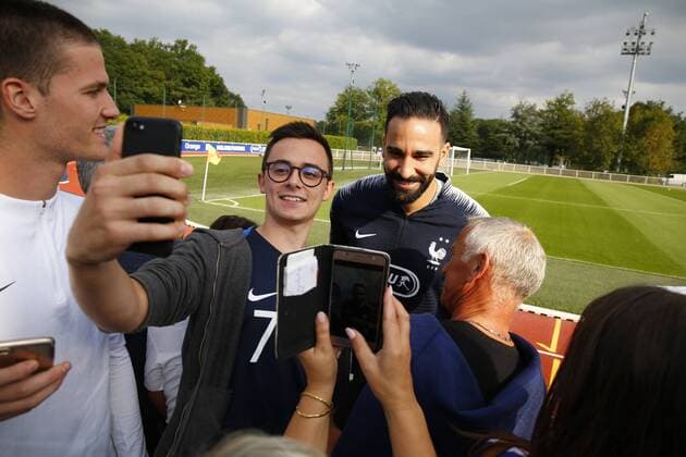 Fußball, Frankreich Training Rami Adil avec les supporters FOOTBALL : Entrainement Equipe de France - Clairefontaine - 03 09 2018 StephenCaillet Panoramic 