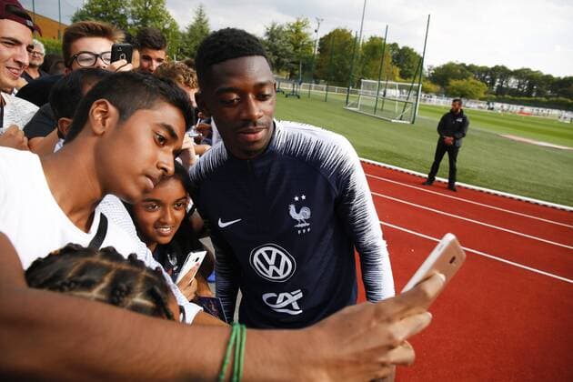 Fußball, Frankreich Training Dembele Ousmane avec les supporters FOOTBALL : Entrainement Equipe de France - Clairefontaine - 03 09 2018 StephenCaillet Panoramic 