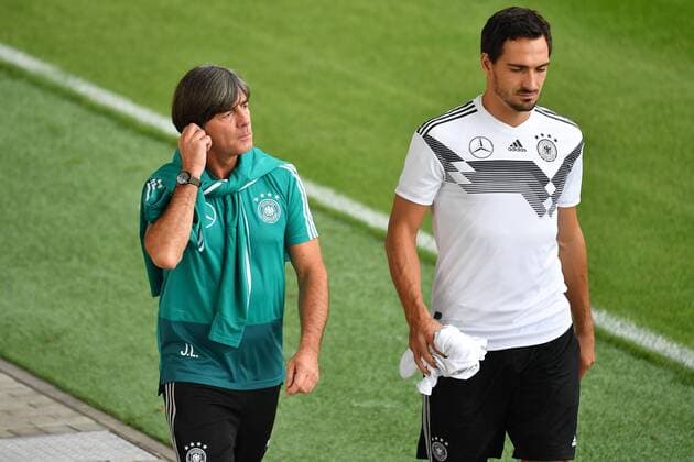 National coach Joachim Jogi LOEW LÖW GER with Matts HUMMELS Football training of the German national football team on 04 09 2018 in Munich FC Bayern Campus