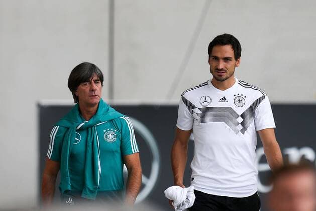 l Germany coach Joachim Loew Germany and Mats Hummels 5 Germany on the way to Training Training German national football 04 09 2018 Muenchen Bayern Germany Copyright: xkolbert-press ChristianxKolbertx
