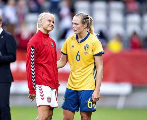 Sveriges Magdalena Eriksson gaar hen for at troeste Danmarks Pernille Harder (C) efter nederlaget for Danmark i kvindelandsholdets VM-kvalifikationskamp mellem Danmark og Sverige paa Viborg Arena, tirsdag 4. september 2018.. , Viborg Jylland Denmark  Copyright: HenningxBagger HenningxBaggerx COP101 spdk20180904-190615-L