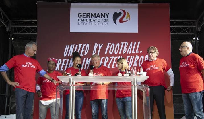 Roadshow EiscrEM 2024 Rudolfplatz Cologne Germany Date 04 09 2018 From left Jürgen Aust Shary Reeves Celia Sasic Michael Trippel Sonja Foot Toni Schumacher Peter Kron