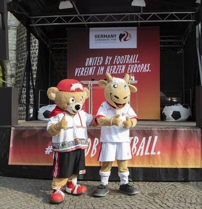 Roadshow EiscrEM 2024 Rudolfplatz Cologne Germany Date 04 09 2018 Mascots TropS and Hennes