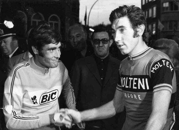 Cyclist Eddy Merckx (R) shakes hands with Luis Ocana, winner of the TRour the France 1973 (BELGA ARCHIVES)  x85224716stx