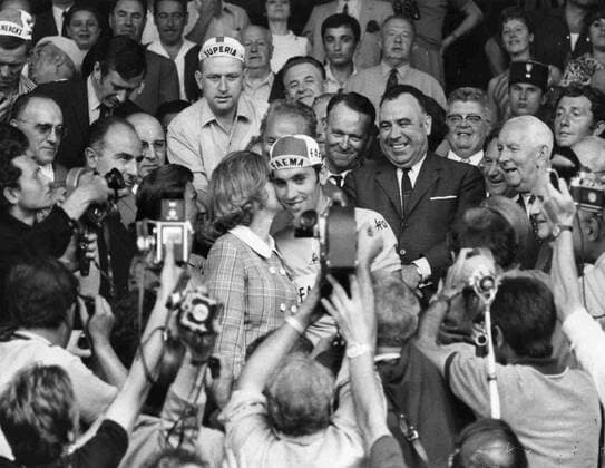 Claudine Merckx kisses her husband Eddy Merckx during the Tour de France (BELGA ARCHIVES)  x85224752stx