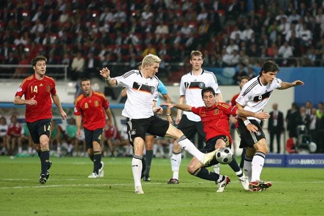 Germany vs Spain, UEFA EURO EM Europameisterschaft Fussball 2008 Final Spain s Joan Capdevilla in action against Germany s Bastian Schweinsteiger, Per Mertesacker and Mario Gomez during the UEFA Euro 2008 Final, between Germany and Spain, on Ernst-Happel-Stadion, Vienna, Austria, 29 June 2008 Copyright: xAlexxNicodimx