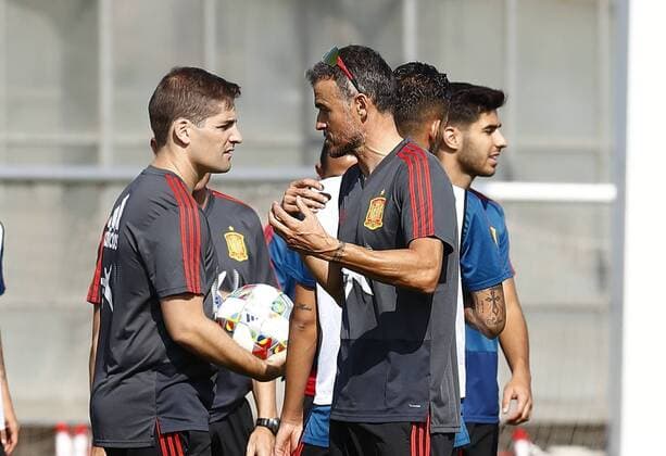 Entrenamiento de la seleccion espanola en Las Rozas. En la imagen, Luis Enrique y Robert Moreno. Spanish national team Nationalteam training session. In this picture, Luis Enrique and Robert Moreno. 