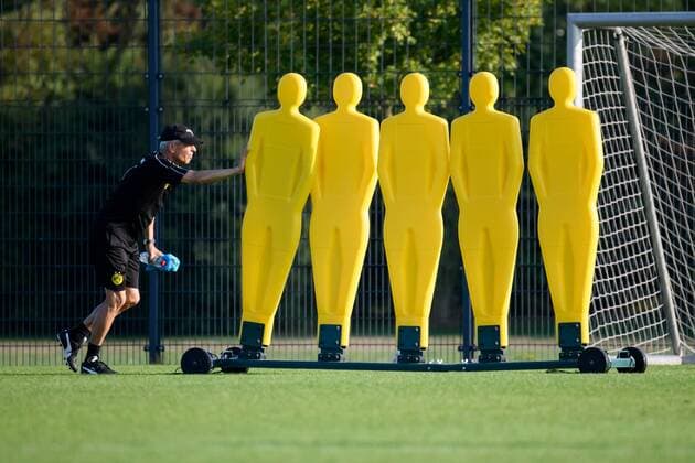 Dortmund, Germany, 05.09.2018, 1. Bundesliga, Training BV Borussia Dortmund, Trainer Lucien Favre (BVB) schiebt eine Mauer ( DeFodi001 *** Dortmund Germany 05 09 2018 1 Bundesliga BV BV Borussia Dortmund Coach Lucien Favre BVB pushes a wall DeFodi001