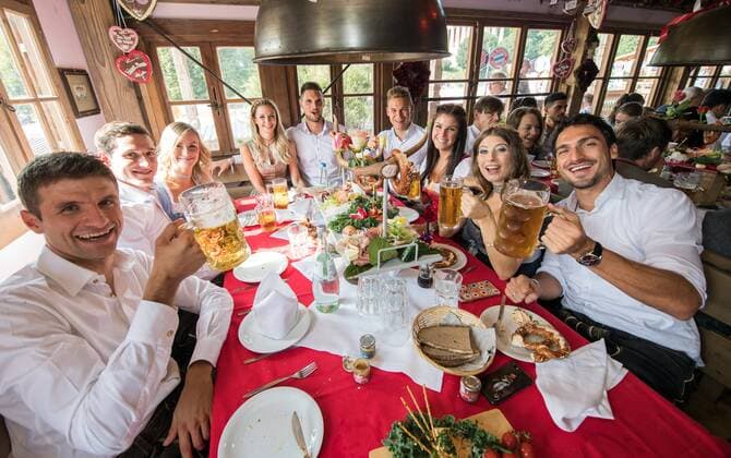 Thomas Mueller lr Sebastian Rudy his wife Elena Rudy Goalkeeper Sven Ulreich and his wife Lina Meyer and Mats Hummels and his wife Cathy Hummels visiting FC Bayern Muenchen at the Oktoberfest 2017 Thomas Mueller lr Sebastian Rudy his wife Elena Rudy Goalkeeper Sven Ulreich and his wife Lisa Joshua Kimmich and his girlfriend Lina Meyer and Mats Hummels and his wife Cathy Hummels visiting FC Bayern Muenchen at Oktoberfest 2017