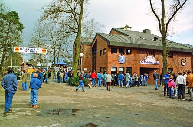 From 2 BL season 1987 88 SV Meppen blue against Kickers Stuttgart 1 1 on 02 04 1988 In the photo SV clubhouse with entrance to the Hindenburg stadium