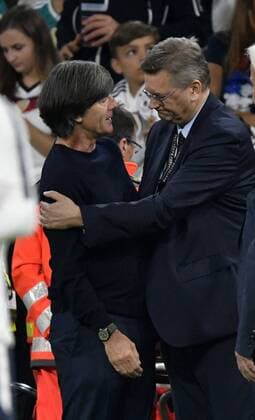 National coach Coach Joachim Jogi Löw GER in discussion Discussion with DFB President Reinhard Dieter Grindel GER Embrace DFB International match Germany GER vs France FRA UEFA Nations League Division A 2018 19 Group 1 06 09 2018 Allianz Arena Munich Germany DFB REGULATIONS PROHIBIT ANY USE OF PHOTOGRAPHS AS IMAGE SEQUENCES AND OR QUASI VIDEO DFB Internationals Germany GER vs Saudi Arabia SAU