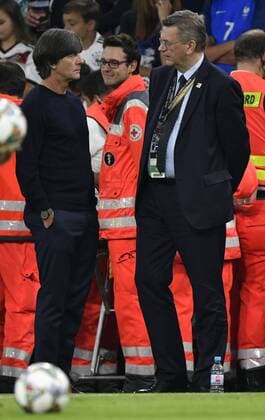National Coach Coach Joachim Jogi Löw GER in discussion Discussion with DFB President Reinhard Dieter Grindel GER DFB Internationals Germany GER vs France FRA UEFA Nations League Division A 2018 19 Group 1 06 09 2018 Allianz Arena Munich Germany DFB REGULATIONS PROHIBIT ANY USE OF PHOTOGRAPHS AS IMAGE SEQUENCES AND OR QUASI VIDEO DFB Internationals Germany GER vs Saudi Arabia SAU