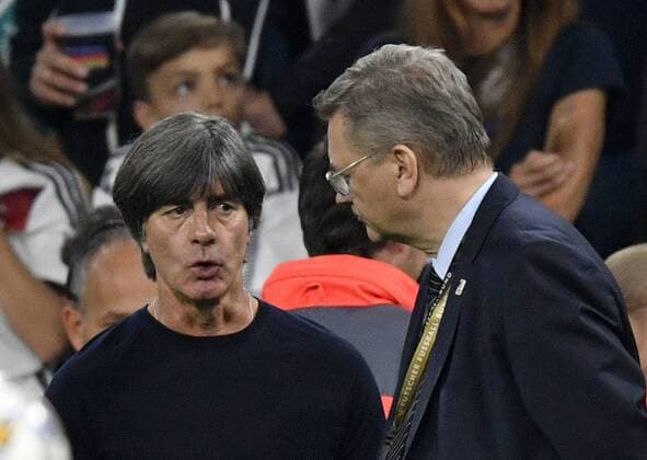 National Coach Coach Joachim Jogi Löw GER in discussion Discussion with DFB President Reinhard Dieter Grindel GER DFB Internationals Germany GER vs France FRA UEFA Nations League Division A 2018 19 Group 1 06 09 2018 Allianz Arena Munich Germany DFB REGULATIONS PROHIBIT ANY USE OF PHOTOGRAPHS AS IMAGE SEQUENCES AND OR QUASI VIDEO DFB Internationals Germany GER vs Saudi Arabia SAU