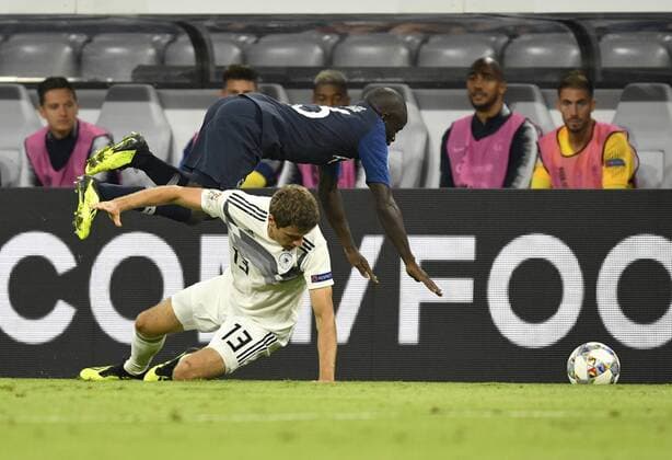 Fight against Thomas Müller GER DFB International match Germany GER vs France FRA UEFA Nations League Division A 2018 19 Group 1 06 09 2018 Allianz Arena Munich Germany DFB REGULATIONS PROHIBIT ANY USE OF PHOTOGRAPH AS IMAGE SEQUENCES AND OR QUASI VIDEO DFB Internationals Germany GER vs. Saudi Arabia SAU