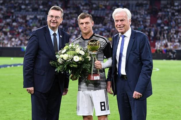 Sport Themen der Woche KW36 Sport Bilder des Tages Fußball UEFA Nations League Deutschland - Frankreich am 06.09.2018 in der Allianz Arena in München Toni Kroos wird zum Fußballer des Jahres geehrt. Reinhard Grindel ( DFB-Präsident ), links - Toni Kroos ( Deutschland ), mitte - Rainer Holzschuh ( Kicker ), rechts DFB regulations prohibit any use of photographs as image sequences and or quasi-video. *** Football UEFA Nations League Germany France on 06 09 2018 at the Allianz Arena in Munich Toni Kroos is honored to be Player of the Year Reinhard Grindel DFB President left Toni Kroos Germany middle Rainer Holzschuh Kicker right DFB regulations prohibit any use of images as image sequences and or quasi Video xRx