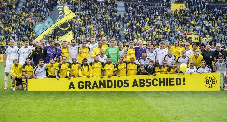 Sport Themen der Woche KW36 Sport Bilder des Tages 07.09.2018, Fußball, GER, Saison 2018 2019, 1. Bundesliga, Abschiedsspiel von Roman Weidenfeller Die Spieler stellen sich zum Foto auf. *** 07 09 2018 Football GER Season 2018 2019 1 Bundesliga Farewell match by Roman Weidenfeller The players line up for the photo Copyright: xKirchner DavidxInderliedx