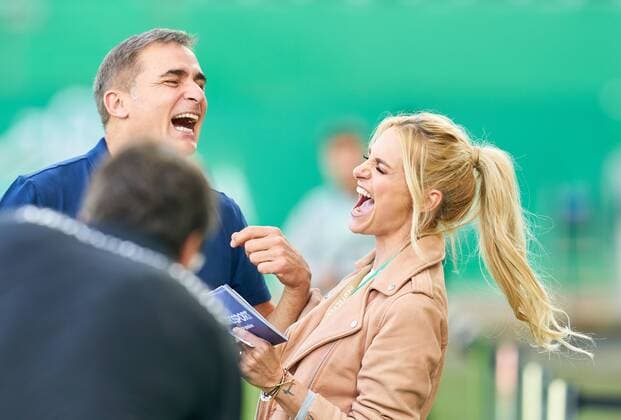 Sport Bilder des Tages U21 U 21 Germany - Mexico, Soccer, Fürth, September 07, 2018 Stefan KUNTZ, Trainer DFB U21 laughing with Sky presenter Anna Kraft U21 GERMANY - MEXICO Important: DFB regulations prohibit any use of photographs as image sequences and or quasi-video. Football Test match, Season 2018 2019, September 07, 2018 Fürth, Germany. Photographer: Peter Schatz MAGICS