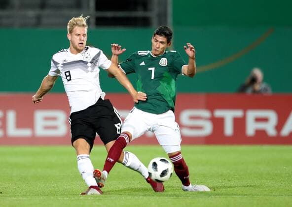 Germany Fürth Sportpark Ronhof Thomas Sommer 07 09 2018 Football Germany Germany U 21 Mexico U 21 Picture v lk Arne Maier Germany 8 and Uriel Antuna Mexico 7 DFB REGULATIONS PROHIBIT ANY USE OF PHOTOGRAPH AS IMAGE SEQUENCES AND OR QUASI VIDEO Copyright: HMBxMedia xHeikoxBecker