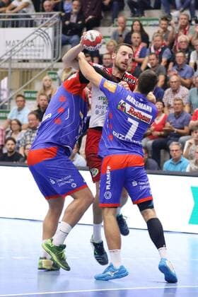 Soeren Suedmeier ASV Hamm Westphalia 17 vs Marcel Niemeyer HBW Balingen Weilstetten 3 left and Jannik Hausmann HBW Balingen Weilstetten 7 forward ASV Hamm Westphalia vs HBW Balingen Weilstetten Handball 2 Bundesliga 07 09 2018 ASV Hamm Westphalia vs HBW Balingen Weilstetten Handball 2 Bundesliga 07 09 2018 Hamm Copyright: xEIBNER JanxStrohdiekx EP_JSK