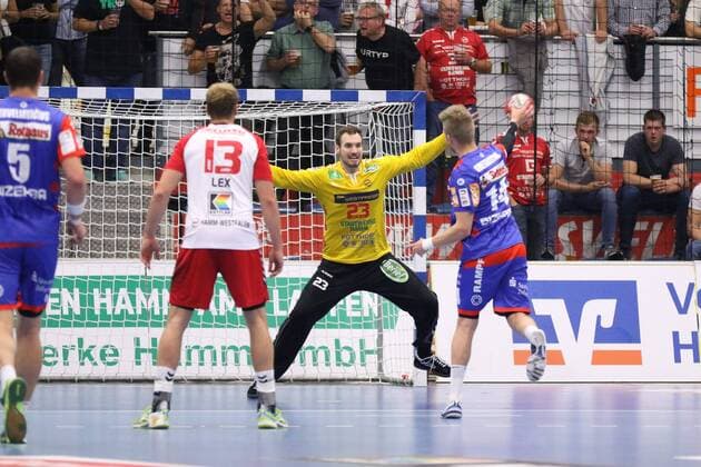 Oddur Gretarsson HBW Balingen Weilstetten 14 right scores seven missed against Oliver Krechel ASV Hamm Westphalia 23 Goal left Stefan Lex ASV Hamm Westphalia 13 ASV Hamm Westphalia HBW Balingen Weilstetten Handball 2 Bundesliga 07 09 2018 ASV Hamm Westphalia vs HBW Balingen Weilstetten Handball 2 Bundesliga 07 09 2018 Hamm Copyright: xEIBNER JanxStrohdiekx EP_JSK