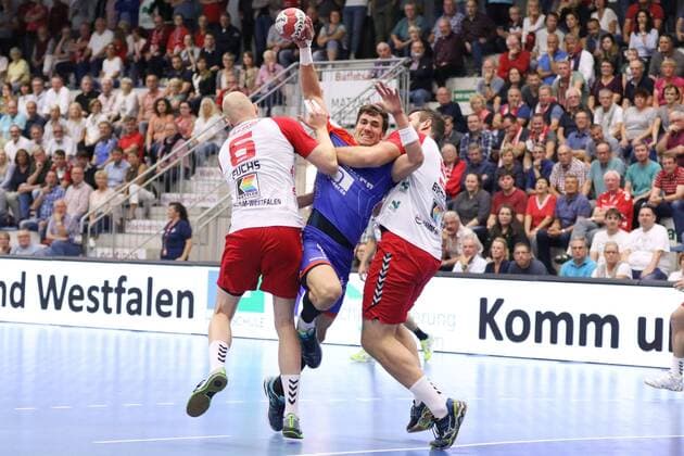 Jona Schoch HBW Balingen Weilstetten 22 against Markus Fuchs ASV Hamm Westphalia 6 left and Jan Brosch ASV Hamm Westphalia 5 right ASV Hamm Westphalia vs HBW Balingen Weilstetten Handball 2 Bundesliga 07 09 2018 ASV Hamm Westphalia vs HBW Balingen Weilstetten Handball 2 Bundesliga 07 09 2018 Hamm Copyright: xEIBNER JanxStrohdiekx EP_JSK