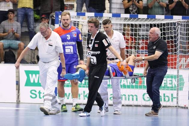 Benjamin Meschke HBW Balingen Weilstetten 13 is injured from the field ASV Hamm Westphalia vs HBW Balingen Weilstetten Handball 2 Bundesliga 07 09 2018 ASV Hamm Westphalia vs HBW Balingen Weilstetten Handball 2 Bundesliga 07 09 2018 Hamm Copyright: xEIBNER JanxStrohdiekx EP_JSK
