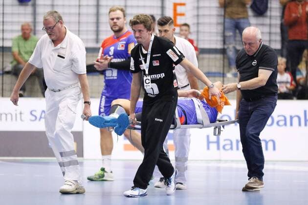 Benjamin Meschke HBW Balingen Weilstetten 13 is injured from the field ASV Hamm Westphalia vs HBW Balingen Weilstetten Handball 2 Bundesliga 07 09 2018 ASV Hamm Westphalia vs HBW Balingen Weilstetten Handball 2 Bundesliga 07 09 2018 Hamm Copyright: xEIBNER JanxStrohdiekx EP_JSK