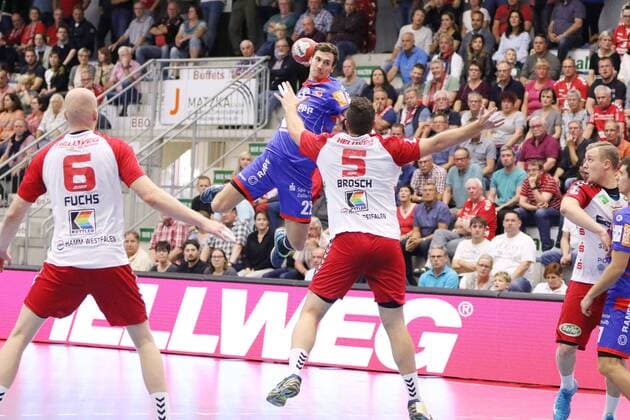 Jona Schoch HBW Balingen Weilstetten 22 against Jan Brosch ASV Hamm Westphalia 5 front ASV Hamm Westphalia vs HBW Balingen Weilstetten Handball 2 Bundesliga 07 09 2018 ASV Hamm Westphalia vs HBW Balingen Weilstetten Handball 2 Bundesliga 07 09 2018 Hamm Copyright: xEIBNER JanxStrohdiekx EP_JSK