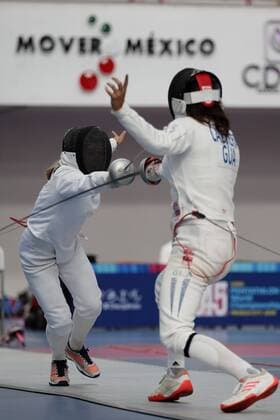 Sport Bilder des Tages Belarusian Iryna Prasiantsova (L) fights with the Guatemalan Sofía Cabrera (R) during the women s relay fencing event of the Modern pentathlon moderner Fünfkampf World Championship WM Weltmeisterschaft in Mexico City, Mexico, 07 September 2018. Modern Pentathlon World Championships in Mexico !ACHTUNG: NUR REDAKTIONELLE NUTZUNG!  Copyright: xJOSExMENDEZx MEX01 20180907-636719499621064587
