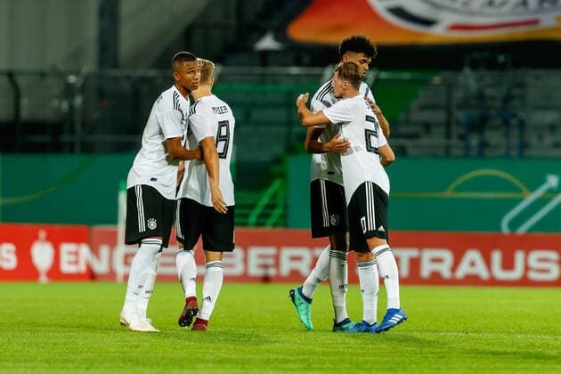 Fuerth Germany 07 09 2018 Friendly Match U 21 Germany Mexico Felix Uduokhai GER Arne Maier GER Aaron Seydel GER and Pascal Stenzel GER final cheer DeFodi048