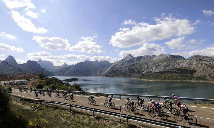Sport Themen der Woche KW36 Sport Bilder des Tages Cyclist bunch is seen during the 13th stage of the 2018 La Vuelta cycling tour, over 174.8 km from Candas to La Camperona, northern Spain, 07 September 2018. La Vuelta 2018 - 13th stage !ACHTUNG: NUR REDAKTIONELLE NUTZUNG!  Copyright: xMANUELxBRUQUEx GRAF7946 20180907-636719511354278250