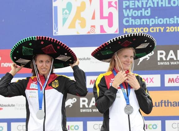 Sport Themen der Woche KW36 Sport Bilder des Tages The German Ronja Steinborn (L) and Annika Schleu (R) celebrate the second place of the women s relay event during the Modern pentathlon moderner Fünfkampf World Championship WM Weltmeisterschaft in Mexico City, Mexico, 7 September 2018. Modern Pentathlon World Championship !ACHTUNG: NUR REDAKTIONELLE NUTZUNG!  Copyright: xMarioxGuzmanx MEX01 20180908-636719676448972207