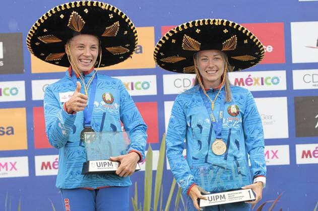 The Belarusian Irina Prasiantsova (L) and Anastasiya Prokopenko (R) celebrate the first place of the women s relay event during the Modern pentathlon moderner Fünfkampf World Championship WM Weltmeisterschaft in Mexico City, Mexico, 7 September 2018. Modern Pentathlon World Championship !ACHTUNG: NUR REDAKTIONELLE NUTZUNG!  Copyright: xMarioxGuzmanx MEX01 20180908-636719676482565747