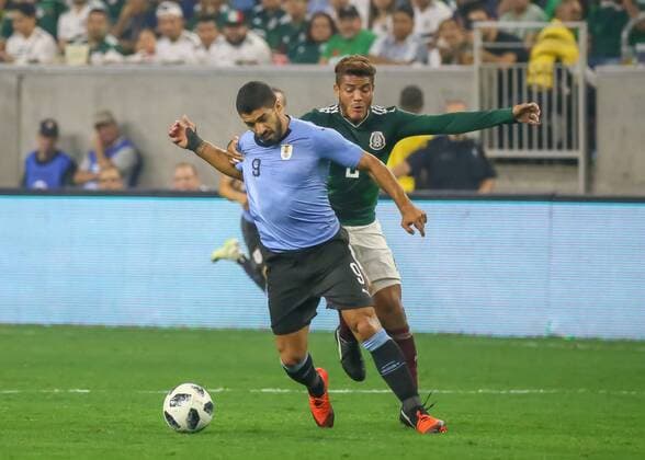 HOUSTON, TX - SEPTEMBER 07: Uruguay forward Luis Su?rez (9) fights for ball during the soccer match between Mexico and Uruguay on September 7, 2018 at NRG Stadium in Houston, Texas. (Photo by Leslie Plaza Johnson Icon Sportswire) SOCCER: SEP 07 Mexico v Uruguay Icon180907014 EDITORIAL USE ONLY