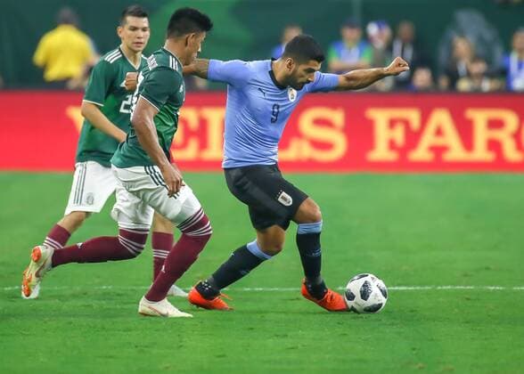 HOUSTON, TX - SEPTEMBER 07: Uruguay forward Luis Suarez (9) dribbles the ball during the soccer match between Mexico and Uruguay on September 7, 2018 at NRG Stadium in Houston, Texas. (Photo by Leslie Plaza Johnson Icon Sportswire) SOCCER: SEP 07 Mexico v Uruguay Icon180907021 EDITORIAL USE ONLY