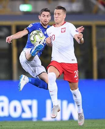 (180908) -- BOLOGNA, Sept. 8, 2018 -- Poland s Piotr Zielinski (R) vies with Italy s Jorginho during the UEFA Nations League soccer match between Italy and Poland at Dall Ara stadium in Bologna, Italy, Sept. 7, 2018. The match ended 1-1. ) (SP)ITALY-BOLOGNA-SOCCER-UEFA-NATIONS LAEGUE-ITALY VS POLAND AlbertoxLingria 