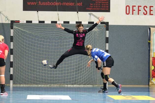Gisa Klaunig HSG Blomberg Lippe 4 makes a seven-meter penalty against Manuela Bruetsch HSG Bad Wildungen Vipers 12 HSG Blomberg Lippe vs HSG Bad Wildungen Vipers Handball 1 Women Bundesliga 08 09 2018 HSG Blomberg Lippe vs HSG Bad Wildungen Vipers Handball 1 Bundesliga Women 08 09 2018 Blomberg Copyright: xEIBNER JanxStrohdiekx EP_JSK