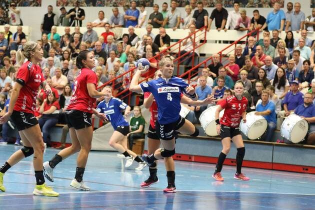 Gisa Klaunig HSG Blomberg Lippe 4 free in front of the goal past Anouk Nieuwenweg HSG Bad Wildungen Vipers 6 behind and Maxime Struijs HSG Bad Wildungen Vipers 3 left HSG Blomberg Lippe vs HSG Bad Wildungen Vipers Handball 1 Women Bundesliga 08 09 2018 HSG Blomberg Lippe vs HSG Bad Wildungen Vipers Handball 1 Bundesliga Women 08 09 2018 Blomberg Copyright: xEIBNER JanxStrohdiekx EP_JSK