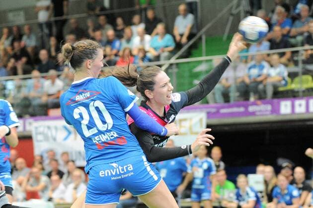 Monika Kobylinska TusSies Metzingen 8 against Nele Reimer Neckarsulmer Sport Union 20 TusSies Metzingen Handball HBF Bundesliga League match 08 09 2018 Photo TBaur Eibner Neckarsulmer Sportunion vs TusSies Metzingen Neckarsulm Copyright: xEIBNER TobiasxBaurx EP_TBR
