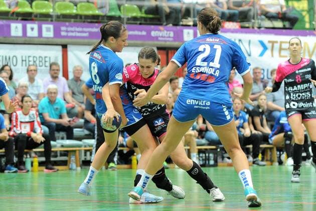 Julia Harsfalvi TusSies Metzingen 18 against Svenja Kaufmann Neckarsulmer Sport Union 8 and Irene Espinola Perez Neckarsulmer Sport Union 21 TusSies Metzingen Handball HBF Bundesliga League match 08 09 2018 Photo TBaur Eibner Neckarsulmer Sportunion vs TusSies Metzingen Neckarsulm Copyright: xEIBNER TobiasxBaurx EP_TBR