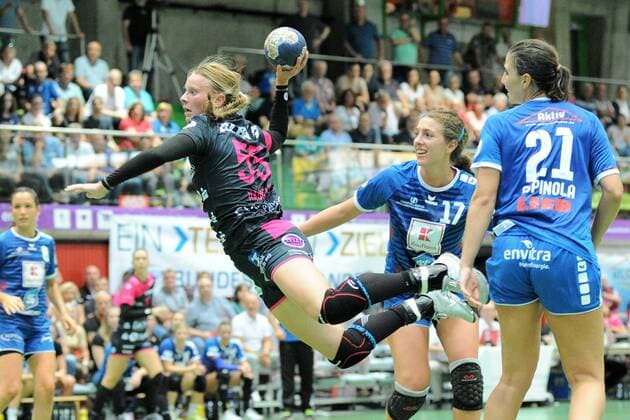 Tamara Haggerty TusSies Metzingen 55 against Ljubica Pavlovic Neckarsulmer Sport Union 17 and Irene Espinola Perez Neckarsulmer Sport Union 21 TusSies Metzingen Handball HBF Bundesliga League match 08 09 2018 Photo TBaur Eibner Neckarsulmer Sportunion vs TusSies Metzingen Neckarsulm Copyright: xEIBNER TobiasxBaurx EP_TBR