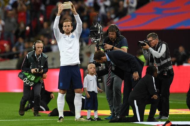 Harry Kane of England receives the World cup Golden Boot from Gareth Southgate during the UEFA Nations League Intenational match between England and Spain at Wembley Stadium, London, England on 8 September 2018. Copyright: xClivexHowesx PMI-2214-0029