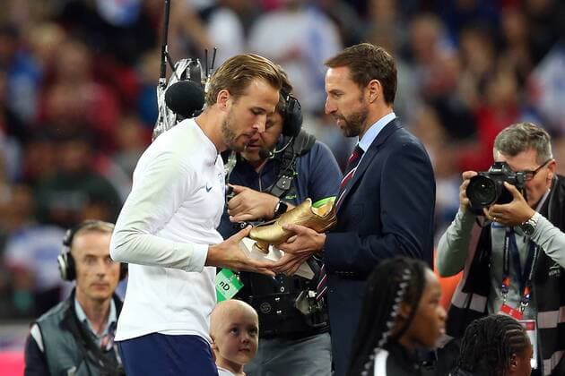 England v Spain UEFA Nations League England Manager Gareth Southgate presents Harry Kane of England with the FIFA World Cup WM Weltmeisterschaft Fussball Golden Boot before the UEFA Nations League match at Wembley Stadium, London Content Not Available For UK Newspapers Copyright: xPaulxChestertonx FIL-12248-0016