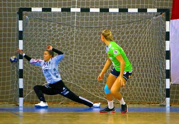 Kristin Amos HSG overcame goalkeeper Ela Szott Zwickau by seven-meter handball Women 2 Liga 2018 19 BSV Sachsen Zwickau HSG Gedern Nidda 33 28 8 9 2018 BSV Saxony Zwickau HSG Gedern Nidda