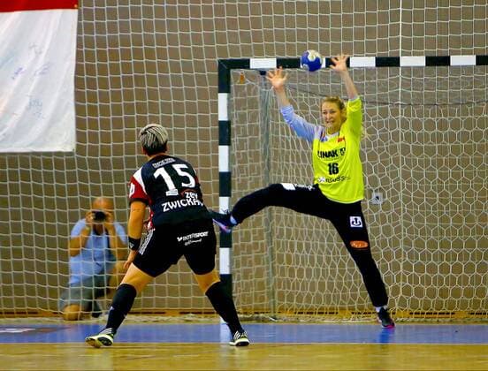Nadja Bolze Zwickau fails with a seven-meter goalkeeper Sandra Elisath HSG Handball Women 2 Liga 2018 19 BSV Sachsen Zwickau HSG Gedern Nidda 33 28 8 9 2018 BSV Saxony Zwickau HSG Gedern Nidda