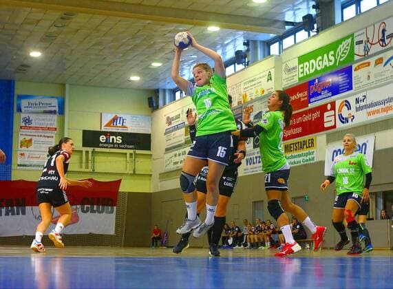 Jessica Schmeißer HSG right Leonie Nowak HSG and Johanna Becker HSG Handball Women 2 League 2018 19 BSV Sachsen Zwickau HSG Gedern Nidda 33 28 at 8 9 2018 BSV Saxony Zwickau HSG Gedern Nidda