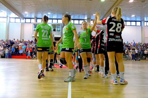 Start in 2 Bundesliga from left Kirsten Schindler HSG Jessica Schmeißer HSG and Christin Kraft HSG Handball Women 2 League 2018 19 BSV Sachsen Zwickau HSG Gedern Nidda 33 28 at 8 9 2018 BSV Sachsen Zwickau HSG Gedern Nidda