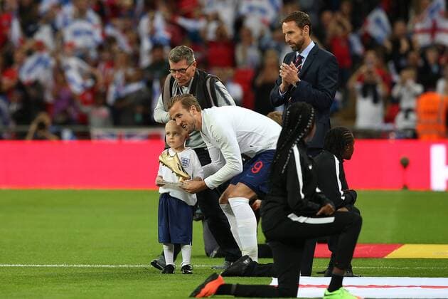 England v Spain UEFA Nations League Harry Kane of England poses for a photo with his FIFA World Cup WM Weltmeisterschaft Fussball Golden Boot before the UEFA Nations League match at Wembley Stadium, London Content Not Available For UK Newspapers Copyright: xPaulxChestertonx FIL-12248-0077