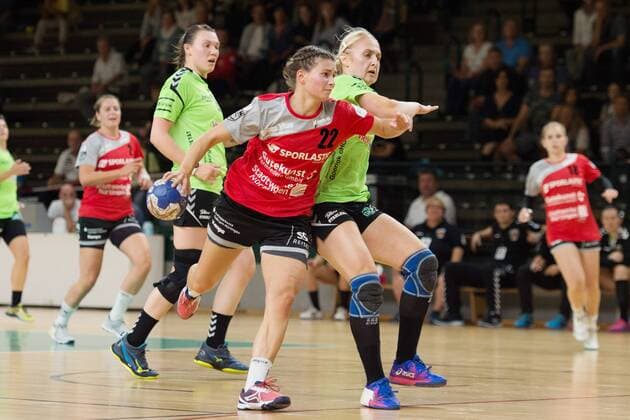v. Julia Bauer 22 Nuertingen Vanessa Magg 77 Spreefuexxe 08 09 2018 Handball Women 2 Bundesliga Fuechse vs TG Nuertingen GER Berlin 08 09 2018 Spreefuexxe vs TG Nuertingen Women Handball 2 BL Fuxxbau Soemmeringhalle Berlin Copyright: xEIBNER UwexKochx EP_UKH